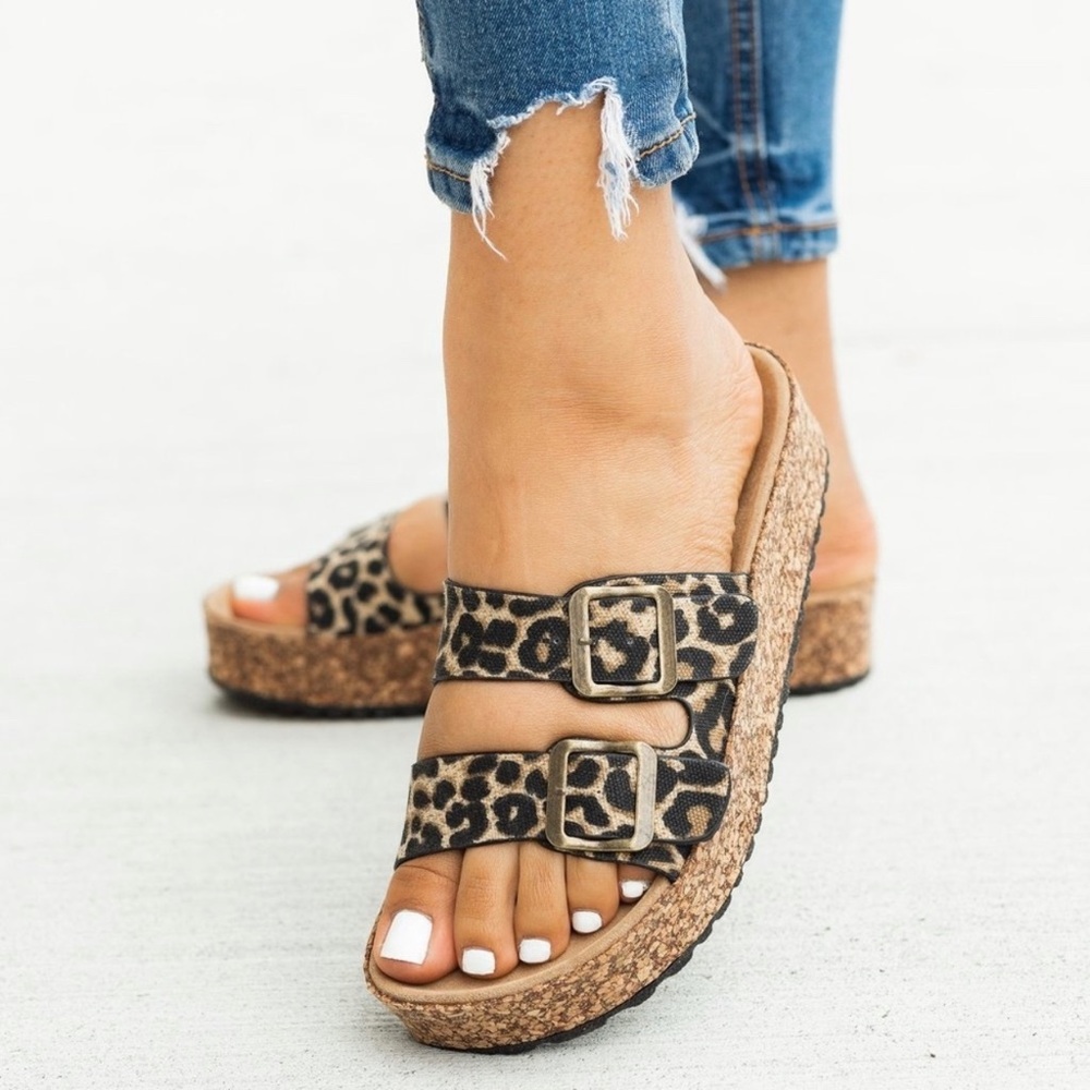 LEOPARD PRINT BUCKLE FLATFORMS.